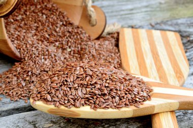 ahşap masa kaşık keten tohumu