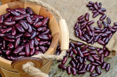 ahşap masa kovanın içinde kırmızı fasulye