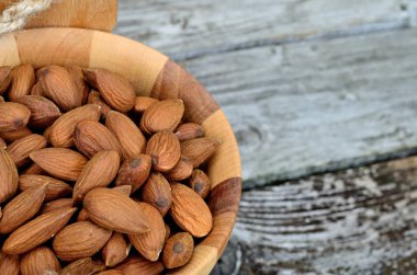 badem ahşap masa kovanın içinde