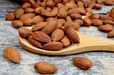 ahşap masa kaşık badem