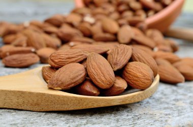 ahşap masa kaşık badem