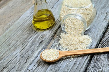 ahşap masa kaşık susam