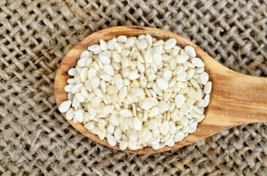 tahta kaşık çuval bezi üzerinde beyaz susam