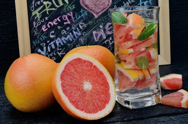 Glass Water Grapefruit Black Wooden Table — Stock Photo, Image