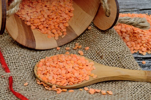 ahşap masa kaşık kırmızı mercimek
