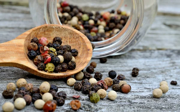 ahşap masa kaşık biber