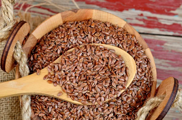 kova ile ahşap masa kaşık keten tohumu