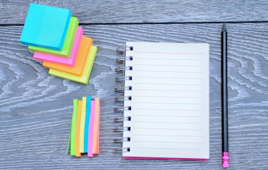 gri ahşap masa üstünde defter