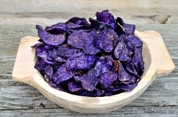 Purple Potato Chips Bowl Wooden Table — Stock Photo, Image