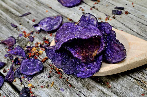 Purple Potato Chips Spoon Wooden Table — Stock Photo, Image