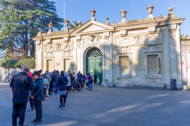 Rome, İtalya - 1 Ocak 2017: bir Saint Peter's Basilica Villa del Priorato di Malta Cavalieri di Malta önde gelen kapı deliğinden kare daha yakından görmek için bekleyen kişi.