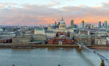 St Paul Katedrali ve manzarayı Millennium Köprüsü gün batımında, Londra, İngiltere