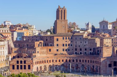 Trajan piyasalar milis kule ortasında, yükselen piyasalar üzerinde Roma, İtalya, görünür.