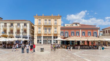 Nafplio, Yunanistan - 27 Nisan: Plateia Syntagmatos (Anayasa Meydanı) üzerinde 27 Nisan 2018 Nafplio, Yunanistan. Plateia Syntagmatos şehrin ana Meydanı ve şehrin birçok ziyaretçi çekiyor.