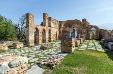 Küçük Prespa Gölü'ndeki Agios Achillios bazilikası kalıntıları, Makedonya, Yunanistan. 