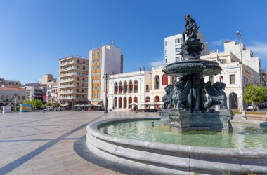 Patras, Yunanistan - 5 Temmuz: Georgiou I meydanı (Plateia Vasileos Georgiou) Temmuz'da 5, 2019 Patras. Georgiou I Meydanı, Yunanistan'ın Patras adasının merkezi meydanıdır. Meydan, Adını Kral George'dan almıştır..