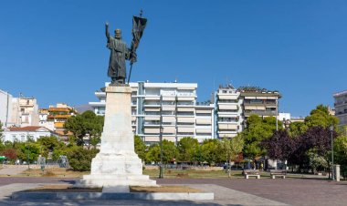 Patras, Yunanistan-5 Temmuz: 5 Temmuz 'da Psilalonia meydanında eski Patras Germanos III heykeli, 2019 Patras 'da. Eski Patras Germanos III 1821 Yunan Devrimi önemli bir rol oynadı.