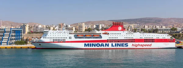 Piraeus, Yunanistan-7 Temmuz 2019: feribot teknesi Mykonos Palace Piraeus limanından 7 Temmuz 2019. Mykonos Palace 214 m uzunluğunda, 2200 yolcu ve 900 otomobil kapasitesine sahiptir.