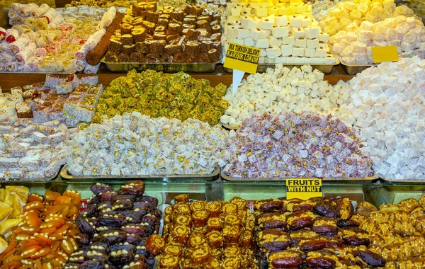 イスタンブールの市場で様々な伝統的なトルコのお菓子 — ストック写真