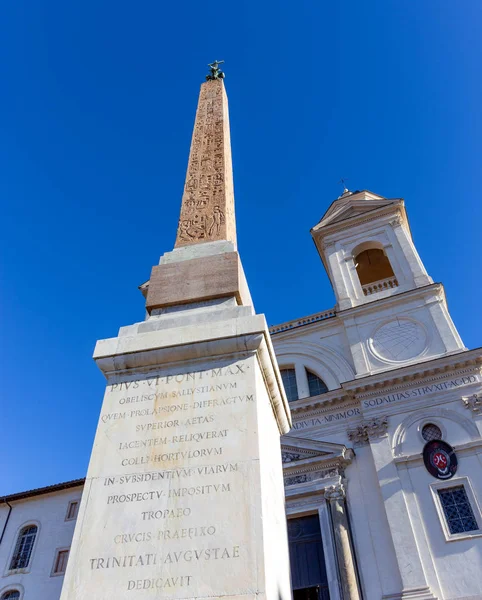 Sallustiano Obelisk Boven Spaanse Trappen Trinita Dei Monti Kerk Achtergrond — Stockfoto