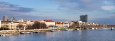 Bratislava, Slovakya - 27 Aralık 2013: Bratislava 'nın panoramik görüntüsü. Slovakya 'nın Bratislava başkenti, Tuna Nehri' nin her iki kıyısında da bulunur..