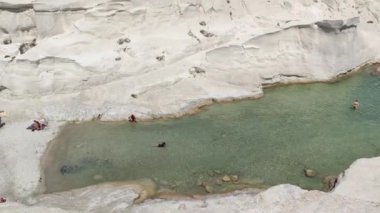Sarakiniko sahilinin panoramik manzarası, Milos adası, Kiklad, Yunanistan.
