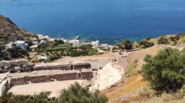 Milos antik tiyatro ve Klima köyü, Cyclades, Yunanistan manzarası.