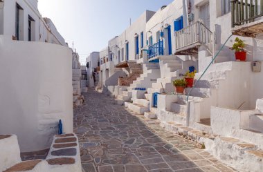 Folegandros adası, Cyclades, Yunanistan 'daki Chora köyünde benzersiz bir Kiklad mimarisine sahip pitoresk şato..