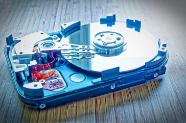 Bir bambu tablo bir veri deposu olarak anakart ile sabit disk 3,5 inç