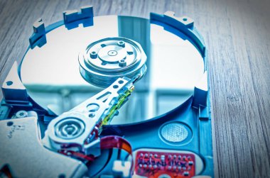 Bir bambu tablo bir veri deposu olarak anakart ile sabit disk 3,5 inç