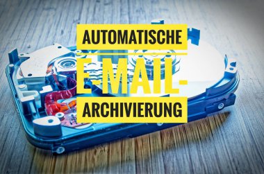Sabit disk 3,5 inç bir veri deposu olarak anakart ile bir bambu masa ve Alman Automatische e-posta-İngilizce otomatik e-posta arşivleme içinde Archivierung