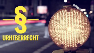 İnşaat site lamba ve trafik telif hakkı İngilizce açıklama içinde Alman Urheberrecht yazıt ile gece
