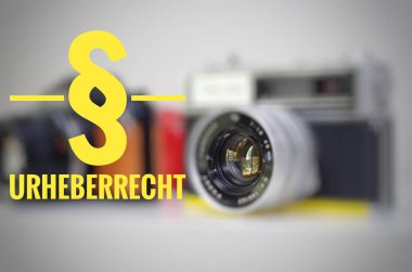 Alman Urheberrecht 'inde telif haklarının İngilizce açıklamasıyla yazılmış olan kamera.