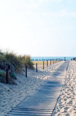 Alman Baltık Denizi ile plaj sandalyesi ve tatil duygu ile kum plaj