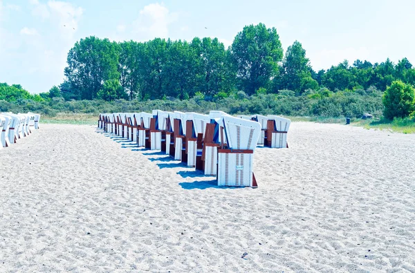 Strand Der Deutschen Ostsee Mit Liegestuhl Und Urlaubsfeeling Mit Sand — Stockfoto