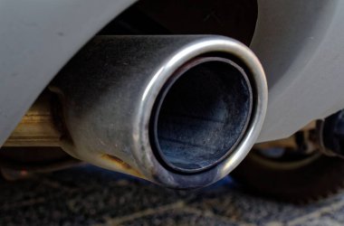 Dizel egzoz ve karbon dioksit emisyonları göstermek için dizel araba egzoz