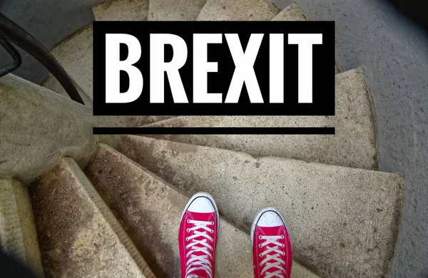 Червоний Кросівки Гвинтових Сходів Спуску Написом Brexit Символізує Виведення Великої — стокове фото