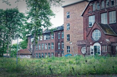 Sonra bir yangın yangın netleştirmek için tavan arasında büyük tuğla ev harabe kundaklama hırsızlık ve vandalizm zarar