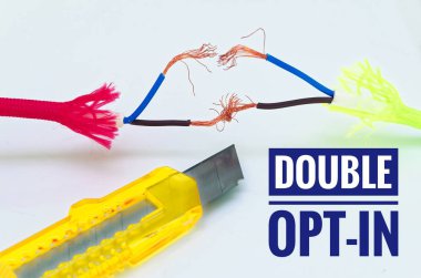 Ayrı ayrı yamalı renkli kablolar ve geçici ve bir zanaat bıçak Çift Opt-In yazıt ile