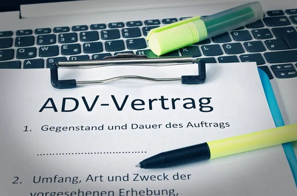 Klembord Met Een Contract Inscriptie Duitse Adv Vertrag Engelse Adv — Stockfoto