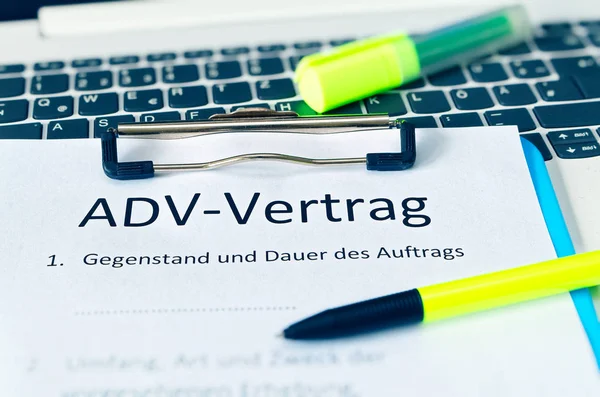 Klembord Met Een Contract Inscriptie Duitse Adv Vertrag Engelse Adv — Stockfoto