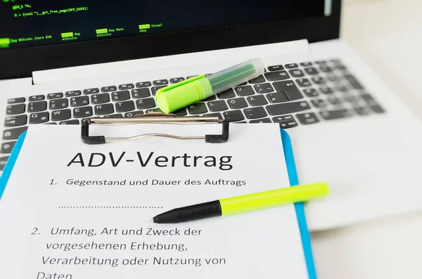 Zwischenablage Mit Vertrag Und Einschreibung Deutschen Adv Vertrag Englischer Sprache Stockbild