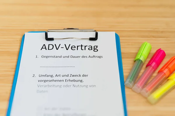 Klembord Met Een Contract Inscriptie Duitse Adv Vertrag Engelse Adv — Stockfoto