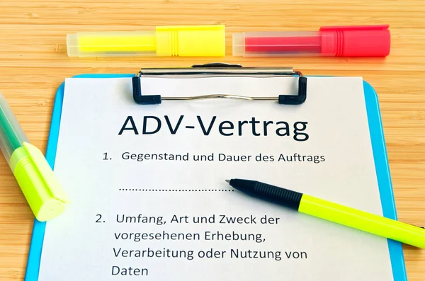 Klembord Met Een Contract Inscriptie Duitse Adv Vertrag Engelse Adv — Stockfoto
