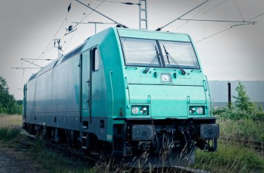 Trackbed balast ve geçiş bir demiryolu geçidi de kırsal kesimde demiryolu tren demiryolu parça