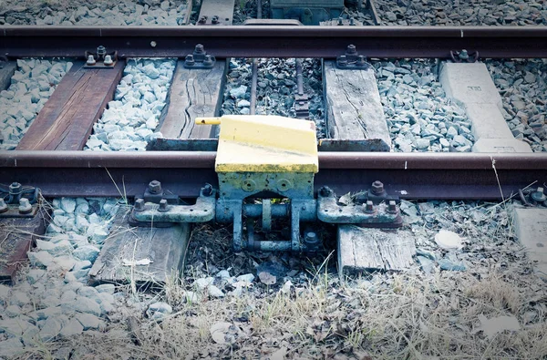 トラックのベッドにある田舎の鉄道トラック 砂利し 踏切で切り替える — ストック写真