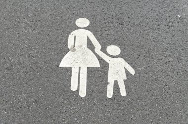 Bir bisiklet yolu üzerinde trafik işareti. Yaya veya kadın bir yaya yolu göstermek için çocuk ile
