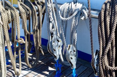 Eski Rus yelkenli gemi ile eski güverte meblağının parlak güneşin altında