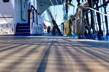 Eski Rus yelkenli gemi ile eski güverte meblağının parlak güneşin altında