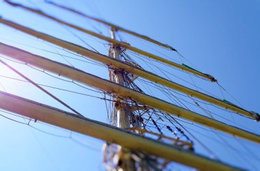 Eski Rus yelkenli gemi ile eski güverte meblağının parlak güneşin altında